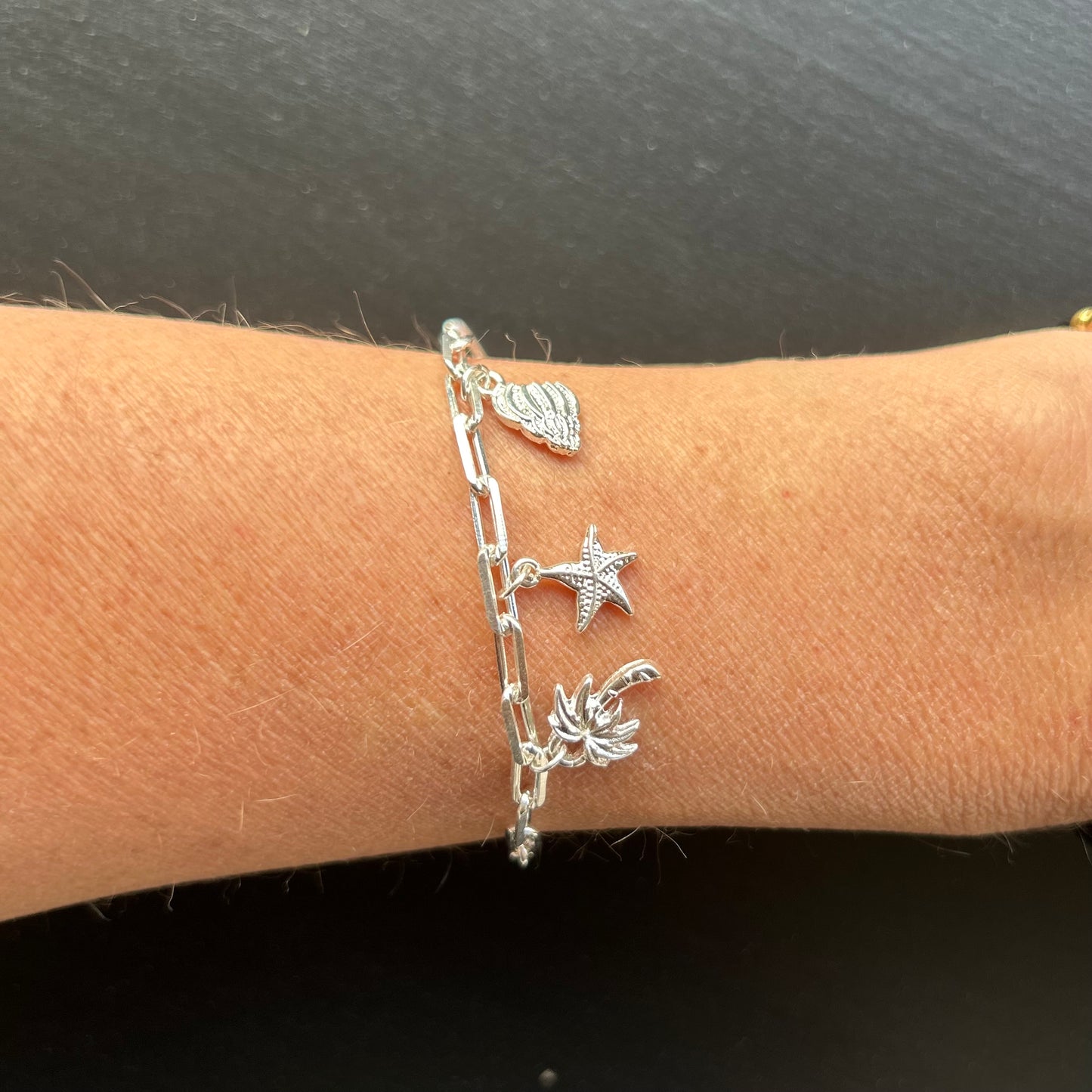 Pulsera tres colgantes plateada SHELLYBEACH