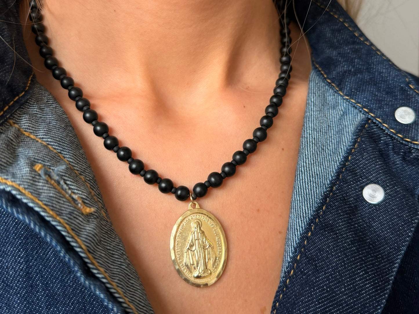 Collar Vigen Piedras