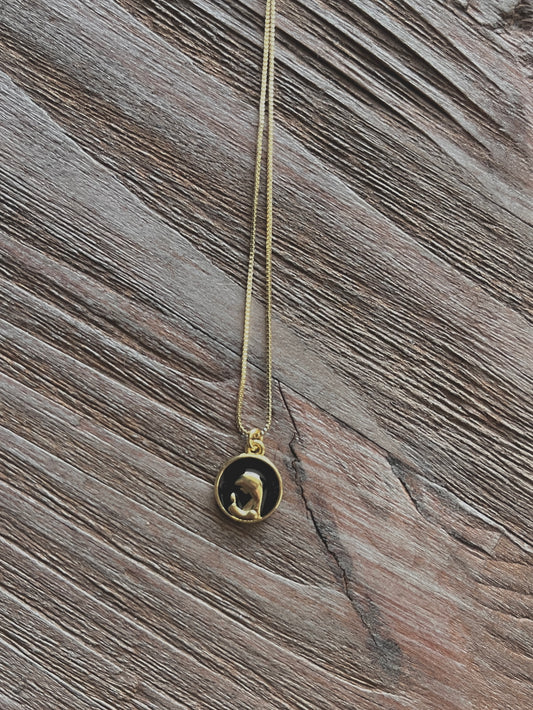 Collar Virgen dorada Negra