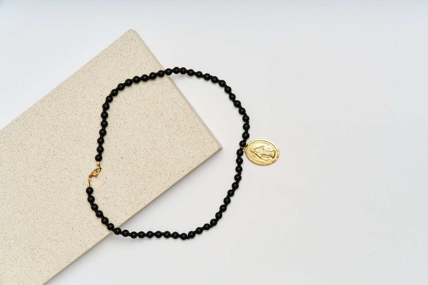 Collar Vigen Piedras